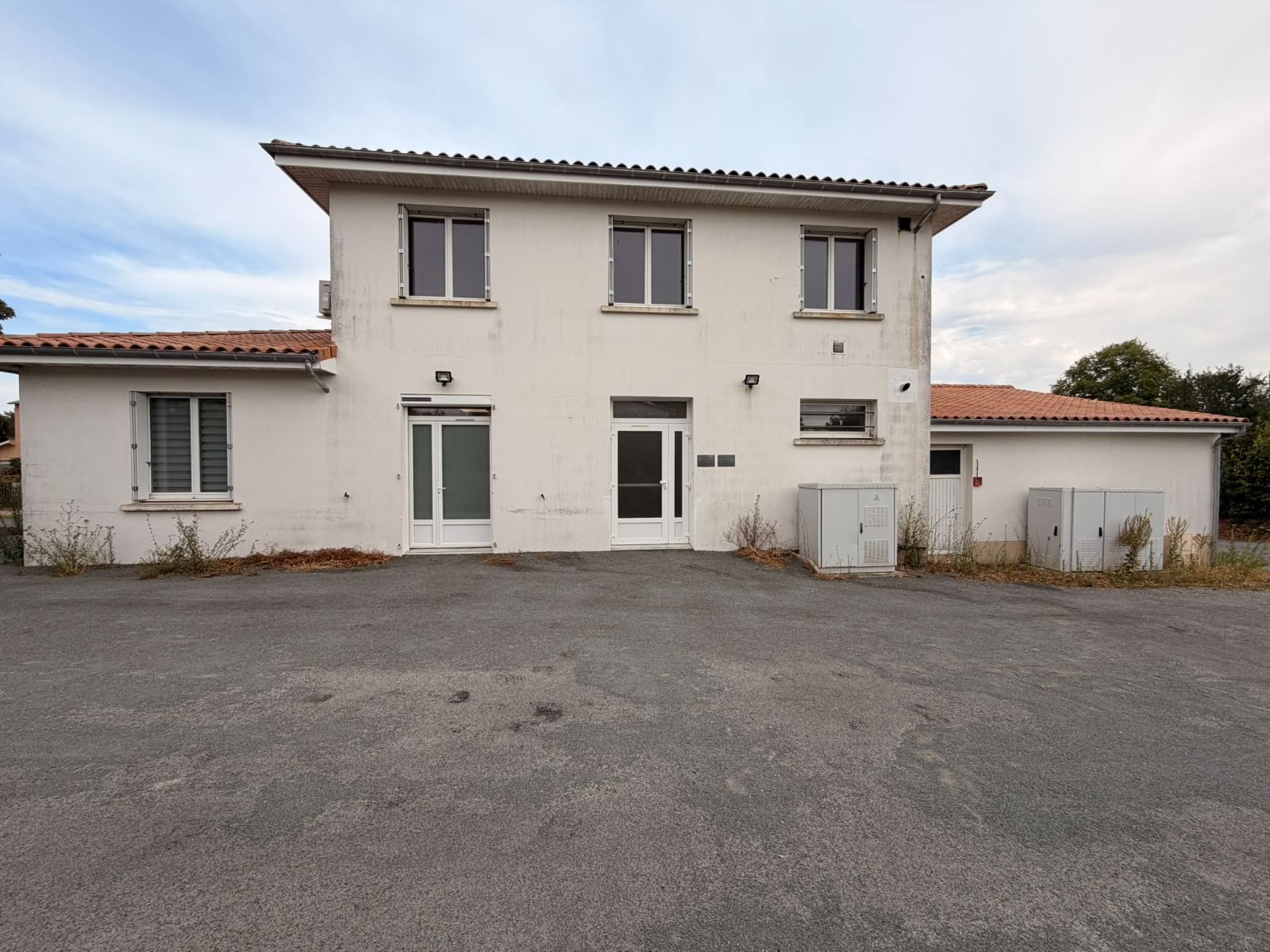 Façade et parking du cabinet d'ostéopathie de Boivre-la-Vallée